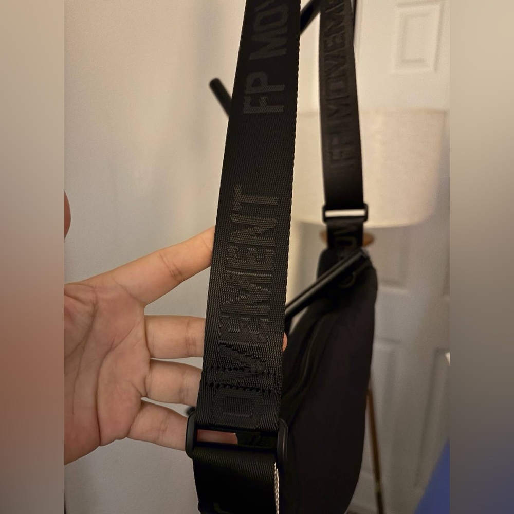NWT FREE PEOPLE MOVEMENT Bulls Eye Sling Bag | Black MSRP $40 - Picture 10 of 10